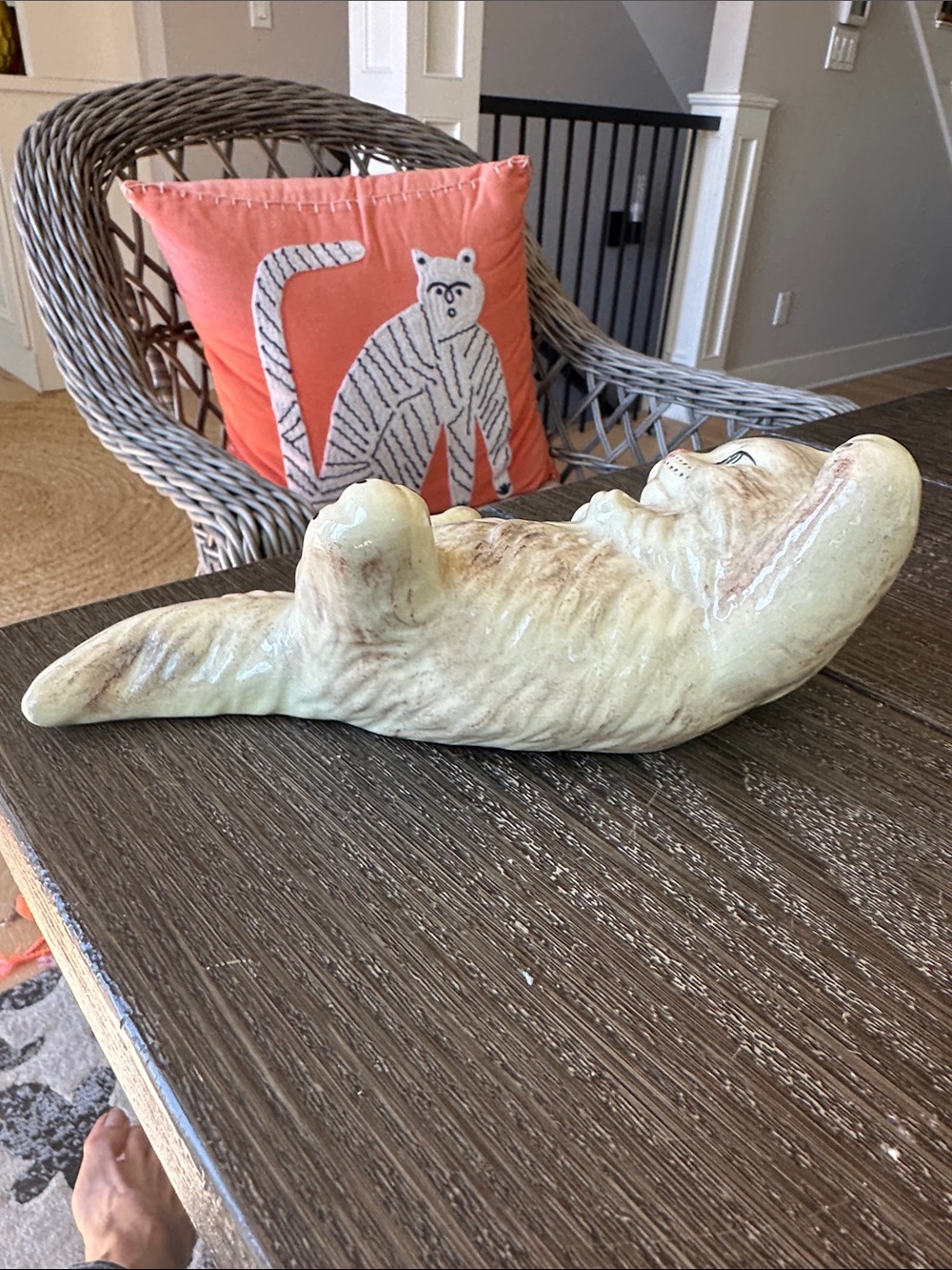 Vintage collectible Cream Ceramic Cat Figurine with Pink Paw Accents 9x5 - Picture 4 of 6